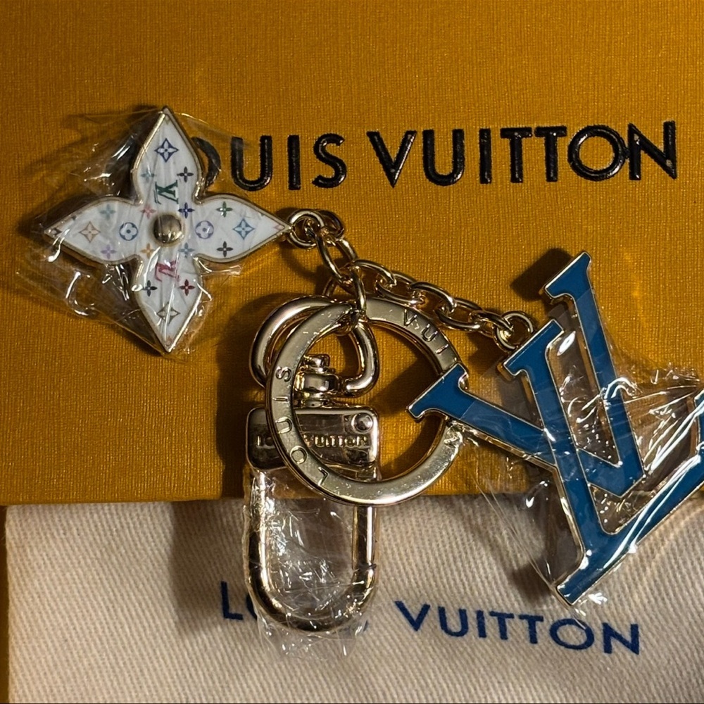 LUXURY KEY RING POP FLOWER KEY CHAIN BAG CHARM IN BLUE WITH BOX AND DUSTBAG